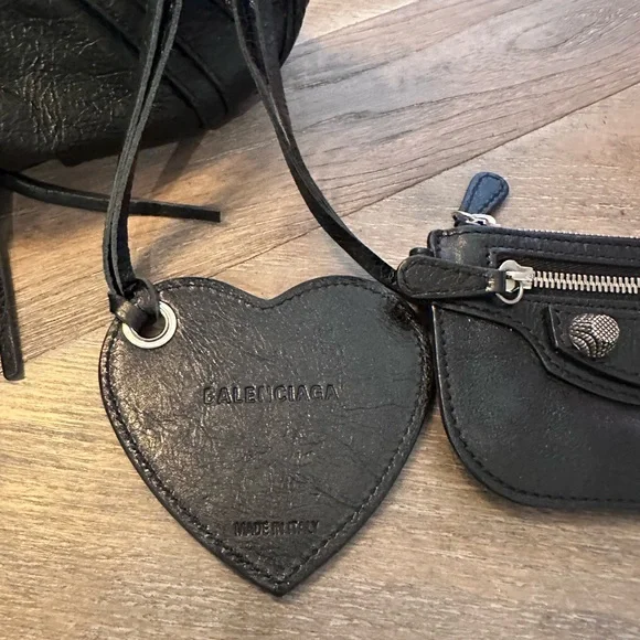 Balenciaga Le Cagole Shoulder Bag with Textured Finish - Picture 2 of 12